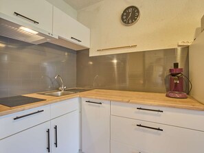 Jääkaappi, mikroaaltouuni, liesi, kahvin-/teenkeitin