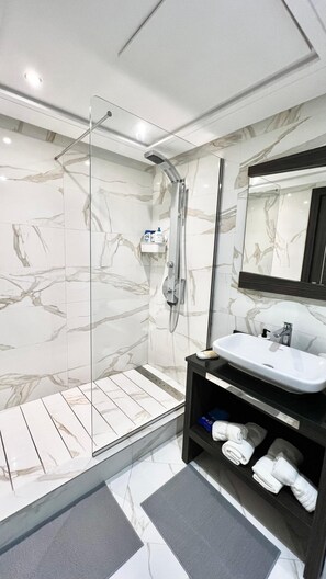 Bruser, hårtørrer, bidet, håndklæder