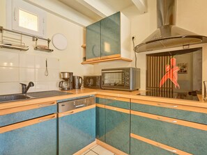 Refrigerador, microondas, placa de cocina, cafetera/tetera