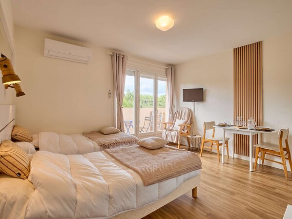 Una camera da letto con un letto, una scrivania, una sedia e una televisione.
