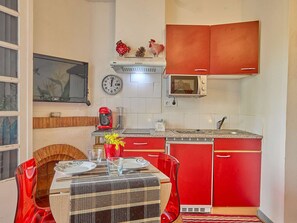 Réfrigérateur, micro-ondes, plaque de cuisson, cafetière/bouilloire