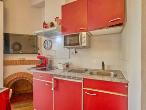 Réfrigérateur, micro-ondes, plaque de cuisson, cafetière/bouilloire