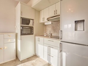 Een koelkast, een microgolfoven, een oven, een kookplaat