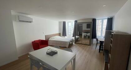 Centrally located air-conditioned studio with wifi and fully equipped kitchen