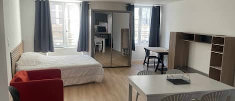 Iron/ironing board, WiFi, bed sheets