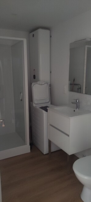 Douche, sèche-cheveux, serviettes fournies, papier toilette