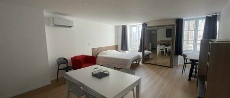 Tabla de planchar con plancha, wifi y ropa de cama