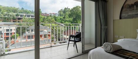 尊荣双人房, 阳台, 山景 | 客房内保险箱、笔记本电脑工作区、遮光窗帘、熨斗/熨衣板