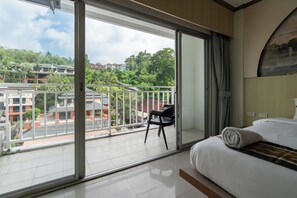 Chambre Prestige double, balcon, vue sur la montagne | Coffre-fort, espace de travail pour ordinateurs portables