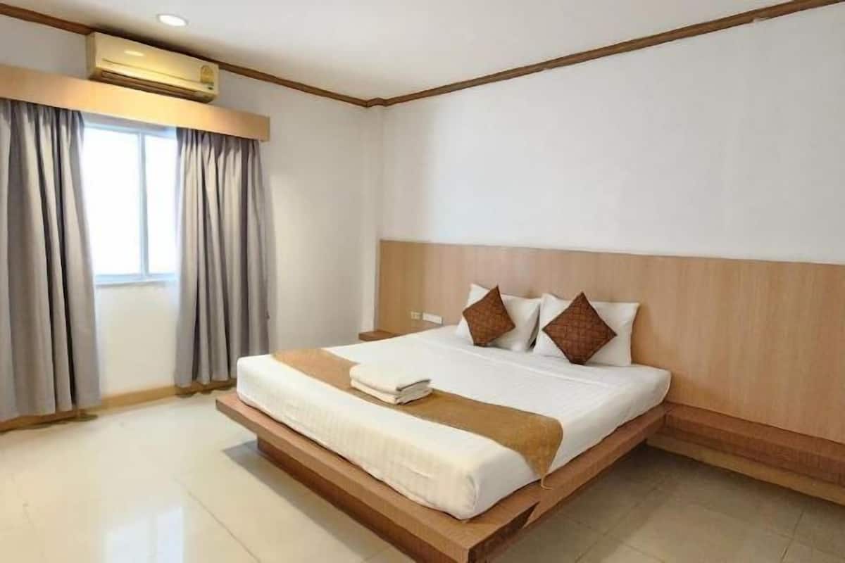 In-room safe, laptop workspace, blackout drapes, iron/ironing board