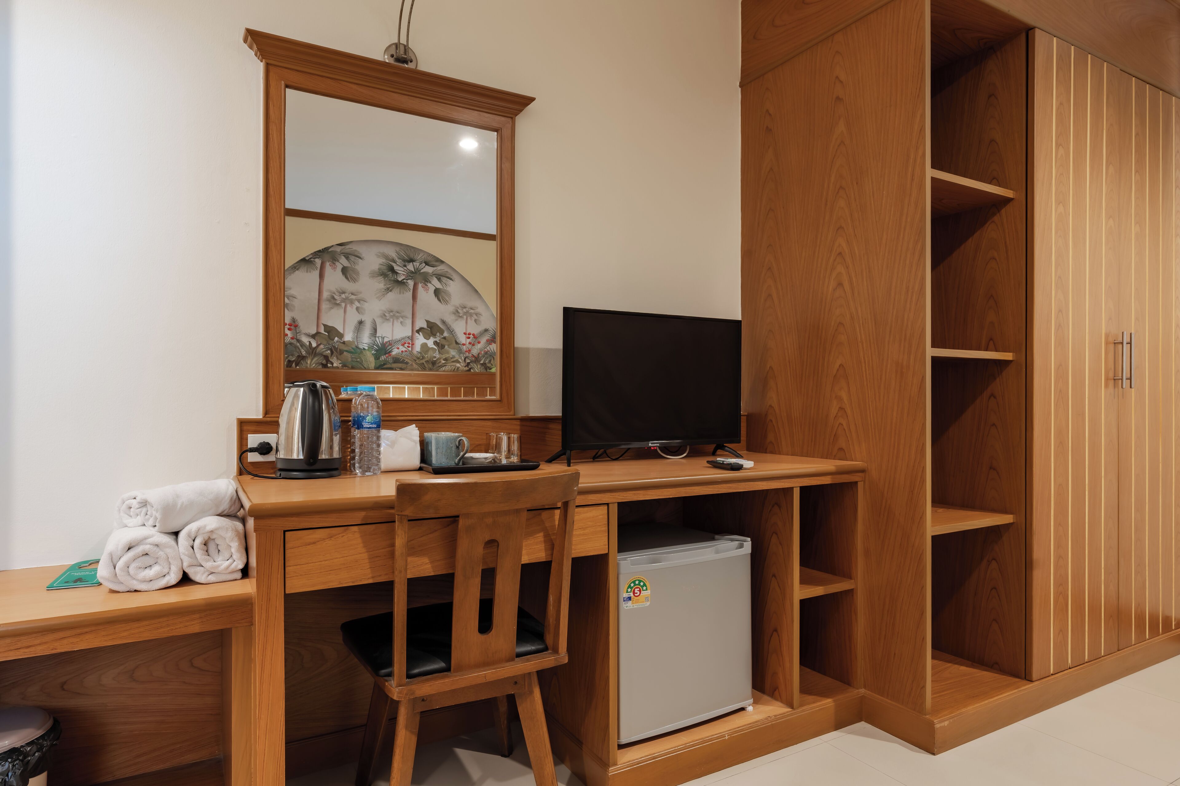 Quarto casal standard | Cofres nos quartos, espaço de trabalho para notebook, cortinas blackout