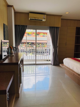 Caja de seguridad en la habitación y espacio para trabajar con laptop