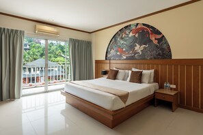 Chambre double, balcon, vue sur la montagne | Coffre-fort, espace de travail pour ordinateurs portables