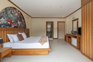 In-room safe, laptop workspace, blackout drapes, iron/ironing board