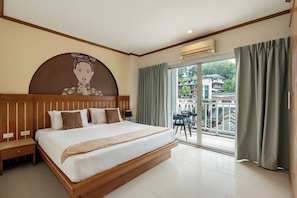 In-room safe, laptop workspace, blackout drapes, iron/ironing board