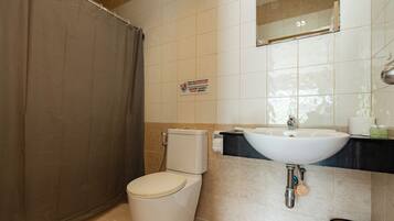 Quarto casal, sacada, vista para a montanha | Banheiro | Chuveiro, toalhas de banho, sabonete, shampoo