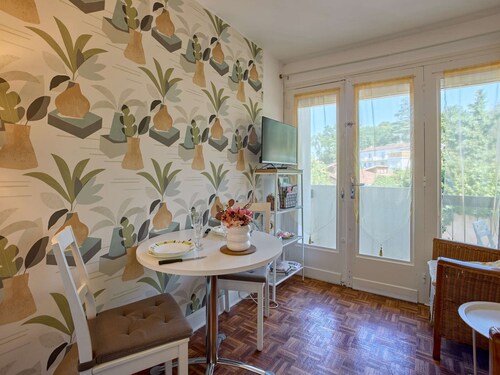 Charmant studio rénové avec balcon, parking et animaux acceptés