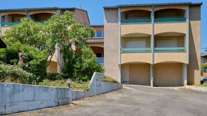 A multi-story residential building with balconies and a tree in the foreground. - Quiet T2 near spa with Wifi and parking, pets allowed (Barbotan-les-Thermes)