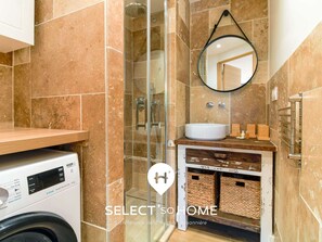 Sèche-cheveux, serviettes fournies