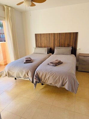 2 chambres, fer et planche à repasser, Wi-Fi, draps fournis