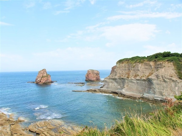 A coastal landscape with cliffs and a clear sky. - Renovated apartment in Hendaye with air conditioning and parking (Hendaye)