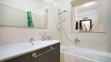Shower, hair dryer, towels