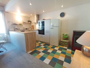Kylskåp, mikrovågsugn, spishäll och diskmaskin