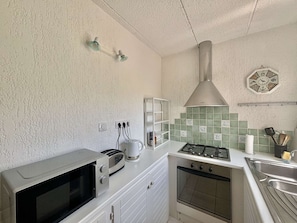 Réfrigérateur, four, plaque de cuisson, cafetière/bouilloire
