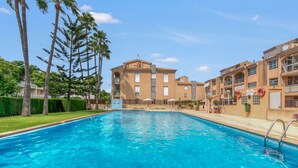 Una piscina con vista libera su un edificio sullo sfondo.