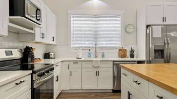 Een koelkast, een microgolfoven, een oven, een kookplaat