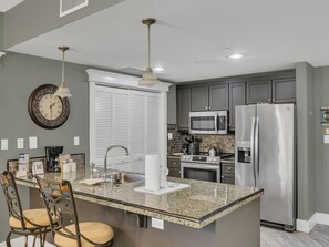 Kylskåp, mikrovågsugn, ugn och spishäll