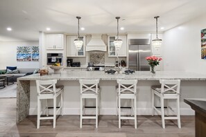 Fridge, microwave, oven, stovetop - La Jolla Panoramic Ocean Retreat with Rooftop (San Diego)