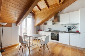 Fridge, oven, stovetop, dishwasher - GuestHost- Milano Lambrate Cosy Balcony Apartment (Milan)