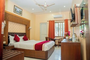 Quarto casal luxo, sacada, vista para o jardim | Wi-Fi de cortesia