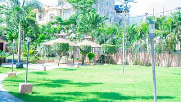 Habitación Deluxe con 1 cama matrimonial o 2 individuales, vista al jardín | Vista al jardín