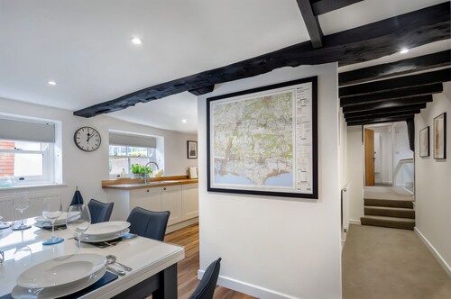 Stylish 16th century apartment in Petersfield town centre