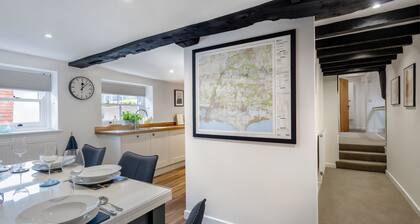 Stylish 16th century apartment in Petersfield town centre