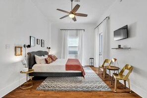 3 quartos, escrivaninha, ferros/tábuas de passar roupa