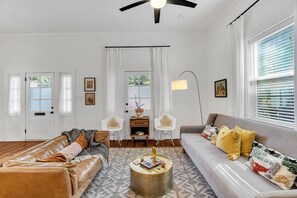 Smart TV - Updated 3BR - Backyard Patio, Near Canal Streetcar (New Orleans)