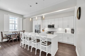 冷蔵庫、電子レンジ、オーブン、コンロ