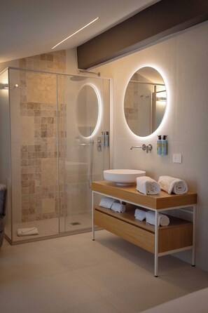 Quarto superior | Banheiro | Chuveiro, secador de cabelo, toalhas de banho, sabonete