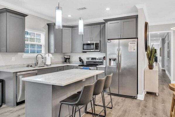 Fridge, microwave, oven, stovetop - Mid-City w/ Balcony - Near Superdome & Streetcars (New Orleans)