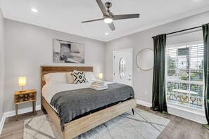 4 bedrooms, desk, iron/ironing board, free WiFi - Mid-City w/ Balcony - Near Superdome & Streetcars (New Orleans)