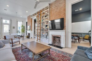 Smart TV, offices - Garden District Gem - Walk to Magazine Street! (New Orleans)