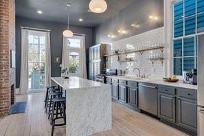 Fridge, microwave, oven, stovetop - Garden District Gem - Walk to Magazine Street! (New Orleans)