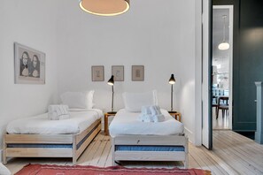 3 Schlafzimmer, Schreibtisch, Bügeleisen/Bügelbrett, Reisekinderbett