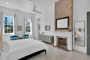 3 habitaciones, escritorio y tabla de planchar con plancha 