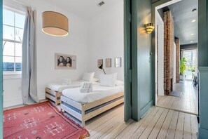 3 chambres, bureau, fer et planche à repasser, lit parapluie