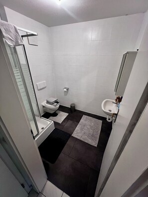 Shower, towels, soap, toilet paper - Apartment with green view terrace & newly renovated 24h check-in (freudenberg)
