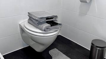 Dusche, Handtücher, Seife, Toilettenpapier